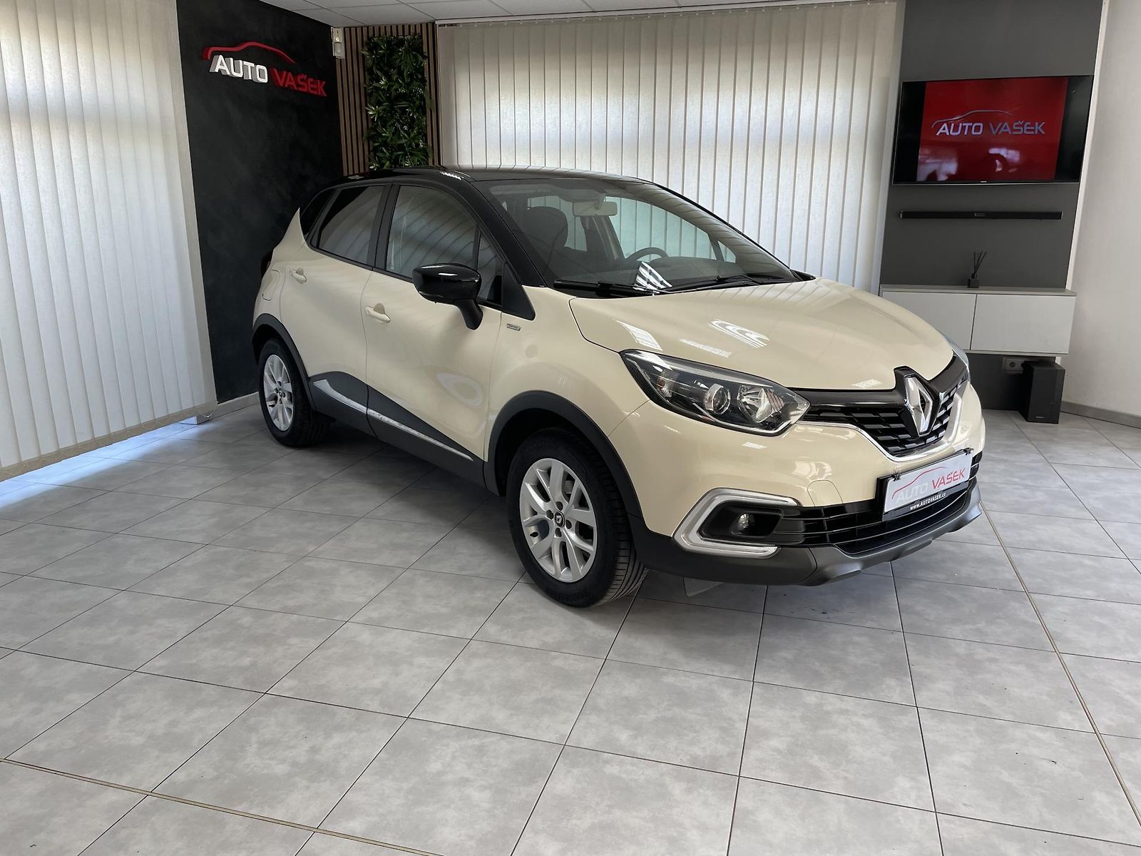 Renault Captur 0.9 TCe ČR 1.MAJ  NAVI VÝHŘEV 
