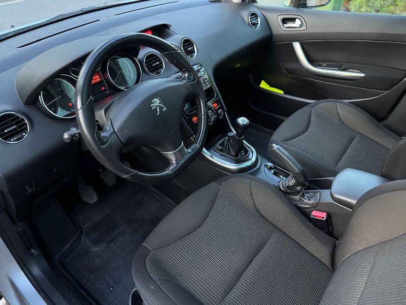 Peugeot 308 1.6i 1.MAJITEL ČR GARÁŽOVÁNO - fotka 7 z 26