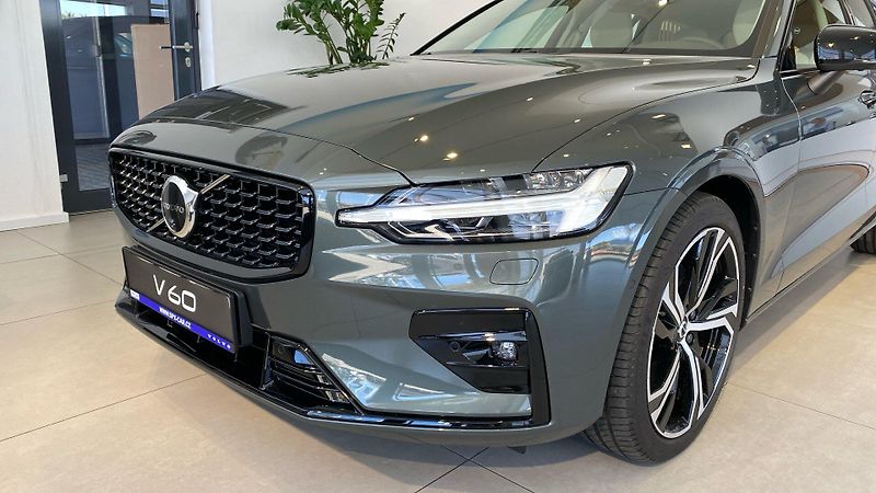 Volvo V60 (2026) PLUS DARK, B4, 145+10 kW / 197 - fotka 3 z 14