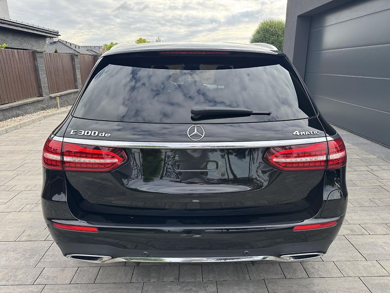Mercedes-Benz Třídy E (2022) E 300de 4MATIC AMG Hybrid Tažn - fotka 5 z 28