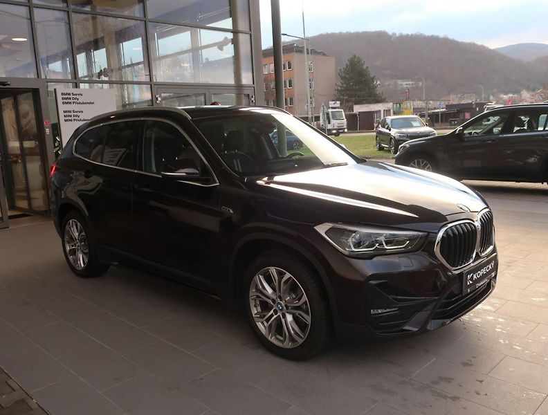 BMW X1 (2022) xDrive25e Sport Line - fotka 3 z 19
