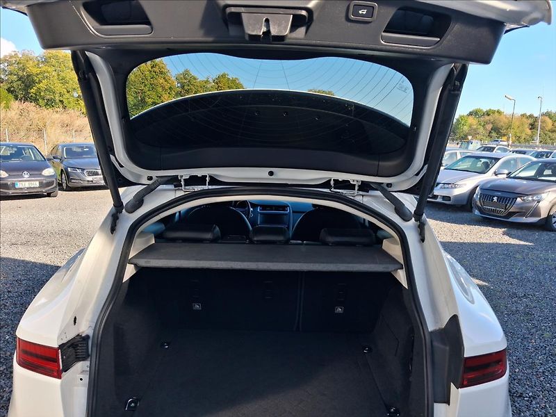 Jaguar E-Pace 2,0 SE, panorama, kůže - fotka 9 z 17