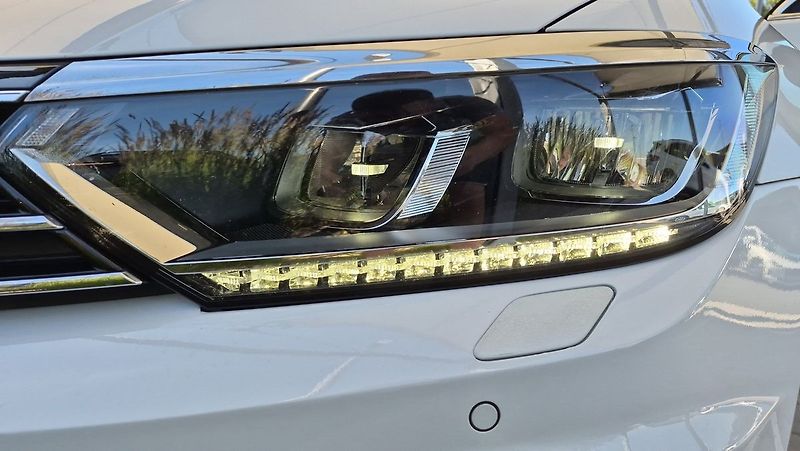 Volkswagen Passat 2.0 TDI 110kw R-Line - fotka 24 z 26