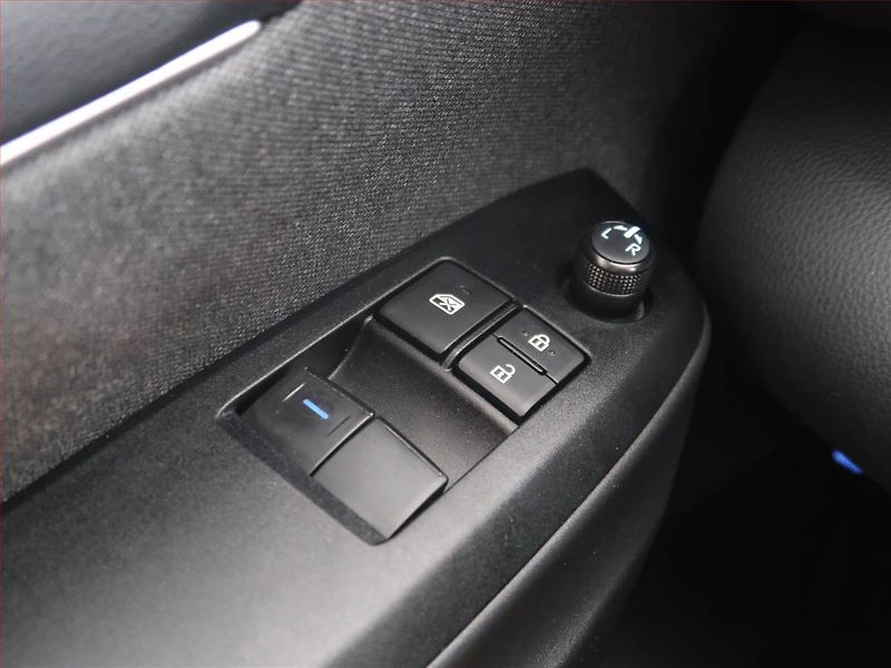 Toyota Yaris (2022) 1.5 VVT-i Hybrid, Automat - fotka 17 z 19