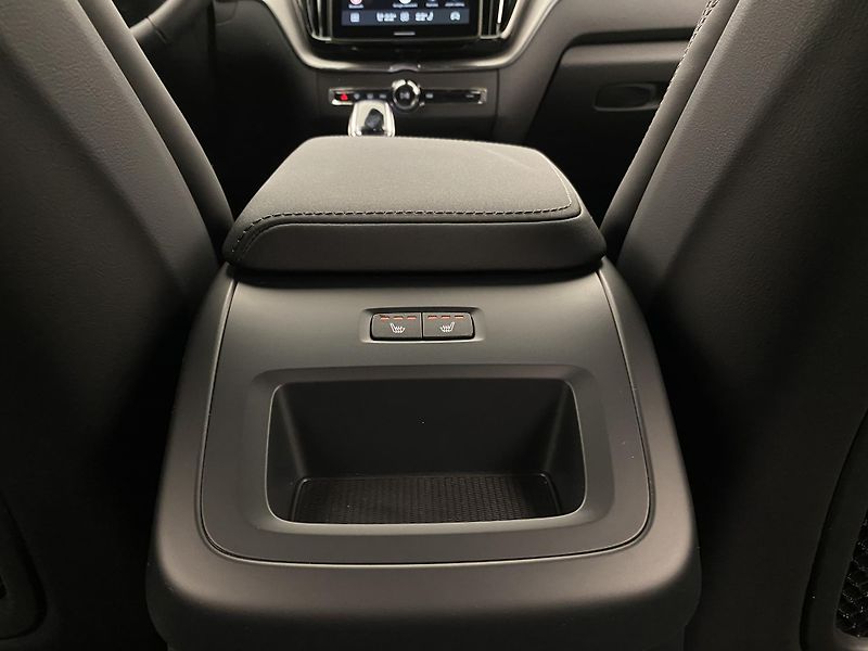 Volvo XC60 T8 AWD RECHARGE BLACK EDITION - fotka 32 z 63