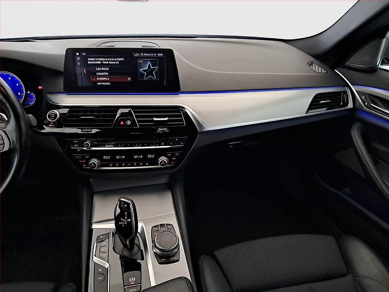 BMW Řada 5 (2017) Sport Line 530d xDrive, 4X4 - fotka 8 z 23