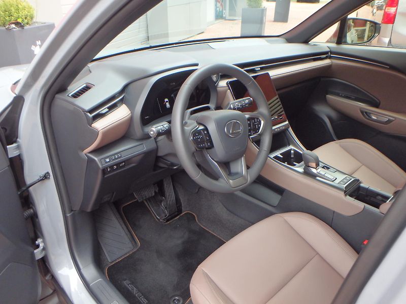Lexus LBX (2024) 4x4 Elegant Tech  - fotka 10 z 28