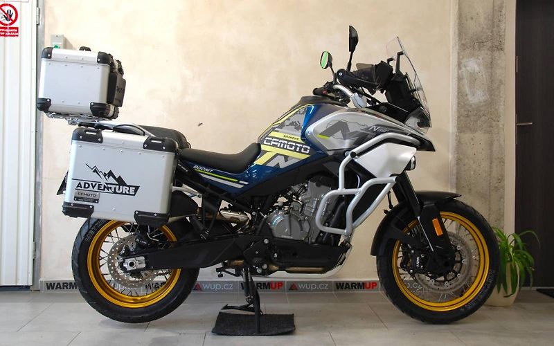CFMOTO 800 MT (2022) Touring - hezký stav,stroj od - fotka 1 z 20