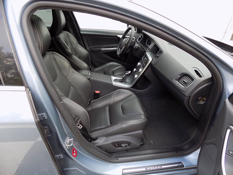 Volvo V60 (2016) 2.0-D4/Inscription/LED/DPH/ - fotka 11 z 44