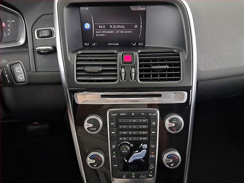 Volvo XC60 (2017) D4, 4X4, Automat, Serv.kniha - fotka 12 z 19