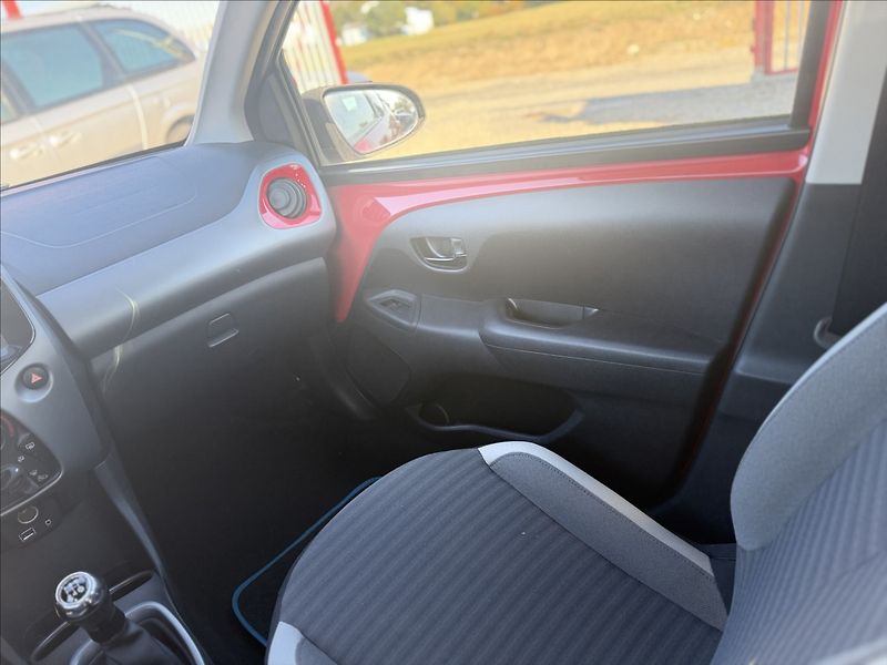 Toyota Aygo 1,0 i 53kW KLIMA 33.000Km - fotka 16 z 22