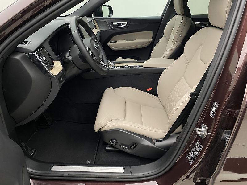 Volvo XC60 B5 AWD PLUS DARK AUT CZ 1.maj. - fotka 3 z 57