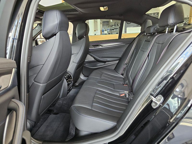 BMW Řada 5 M550i xDrive - fotka 20 z 32