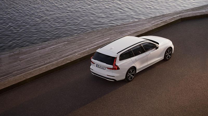 Volvo V60 (2026) B4 PLUS DARK AUT - fotka 10 z 16