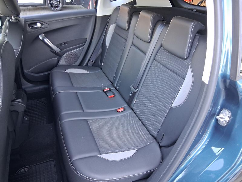 Peugeot 2008 ALLURE 1.2 PureTech 81 kW   - fotka 5 z 26