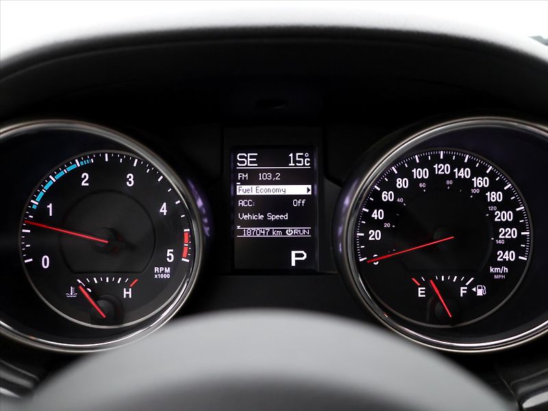 Jeep Grand Cherokee 3.0 CRD 177kW Overland 4WD Aut - fotka 19 z 37