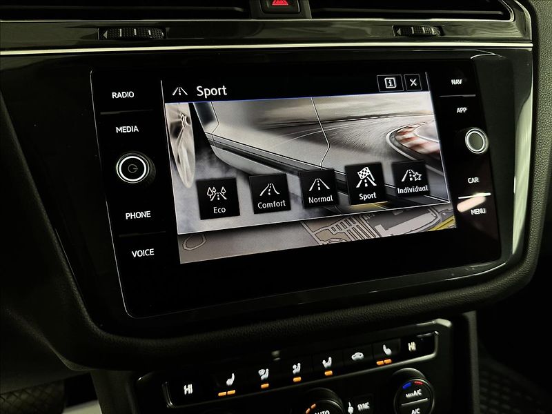 Volkswagen Tiguan Allspace R-LINE 140kW 4M HUD DCC LED - fotka 28 z 52