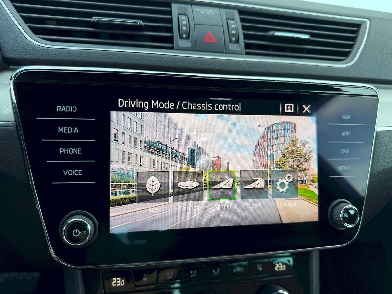 Škoda Superb (2023) 2.0 TDI 147kW 4x4 DSG L&K - fotka 18 z 35