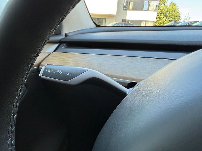 Tesla Model Y Long Range AWD - fotka 31 z 39