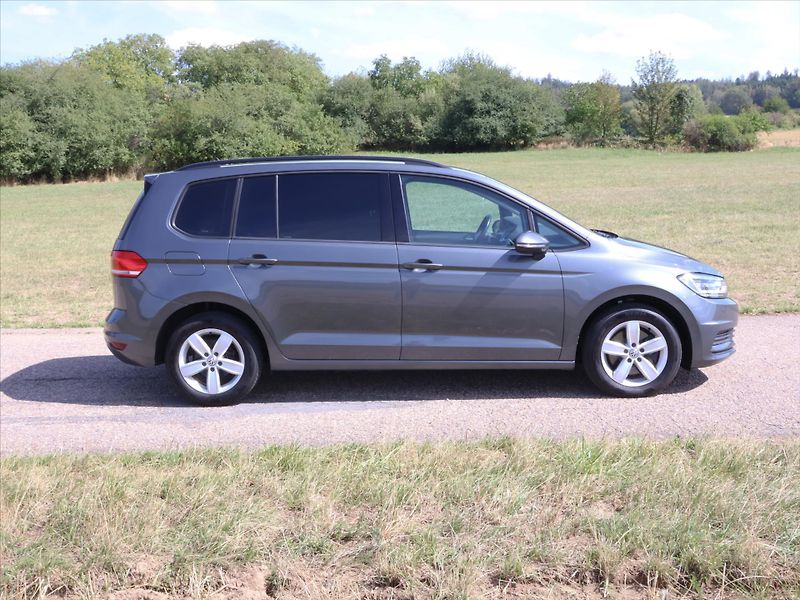 Volkswagen Touran 2,0 TDI 110kW DSG LED 1.Maj. - fotka 7 z 24