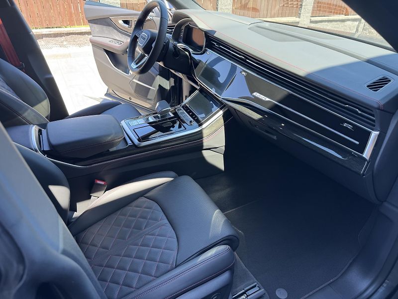 Audi Q8 (2025) 60TFSI e QUATTRO, B&O, Tažné  - fotka 27 z 38