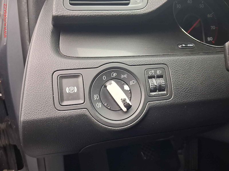 Volkswagen Passat (2006) 1.6i, autoAC, temp - fotka 14 z 15