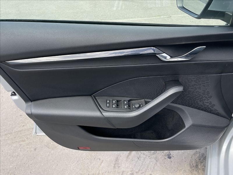Škoda Octavia 2,0 TDI Combi Ambition Plus - fotka 15 z 23