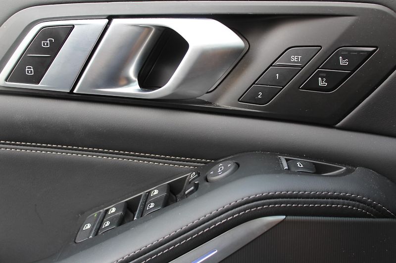 BMW X5 M50i - fotka 17 z 24