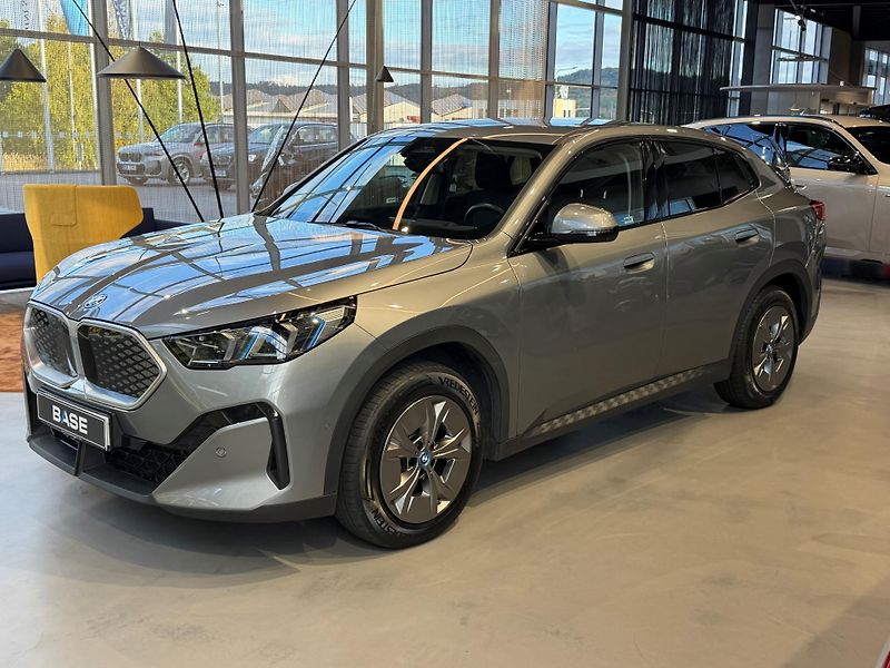 BMW iX2 xDrive 30 - fotka 7 z 17