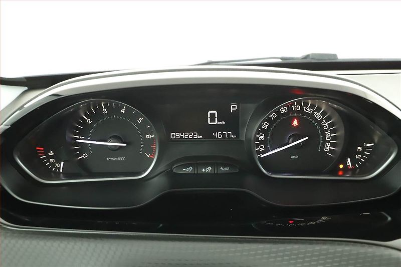 Peugeot 2008 (2018) 1.2 PureTech, Automat - fotka 8 z 14