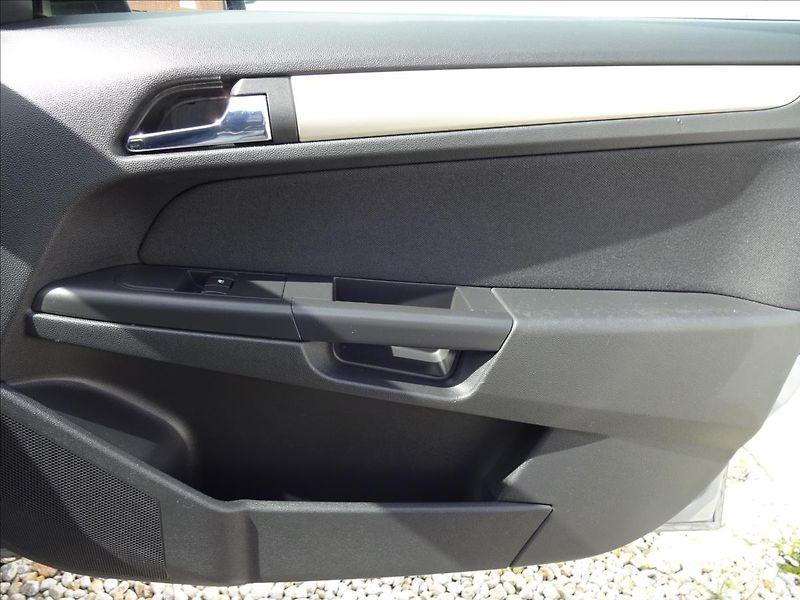 Opel Astra 1,6i 85kW - fotka 30 z 41