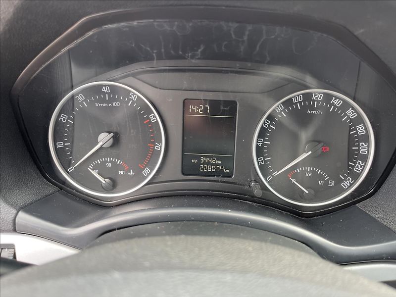 Škoda Octavia 1,6 MPi KLIMA ROZVODY PNEU - fotka 21 z 36