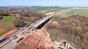 Stavba dálnice D7 Praha - Chomutov mezi Knovízem ve Středočeském a Panenským Týncem v Ústeckém kraji.