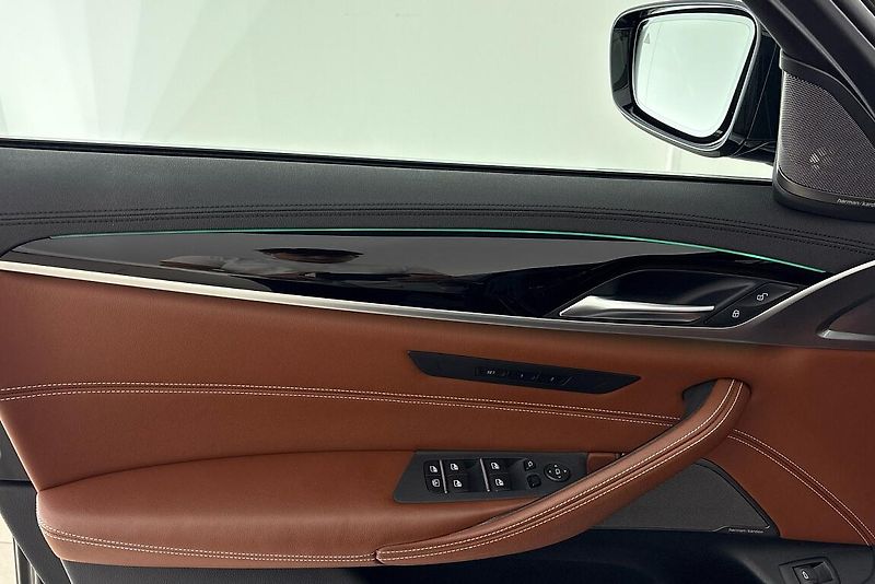 BMW Řada 5 540d xDrive - fotka 16 z 27