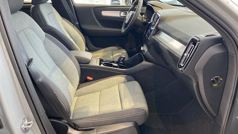 Volvo XC40 (2026) PLUS BLACK EDITION, B4 FWD, 14 - fotka 15 z 15
