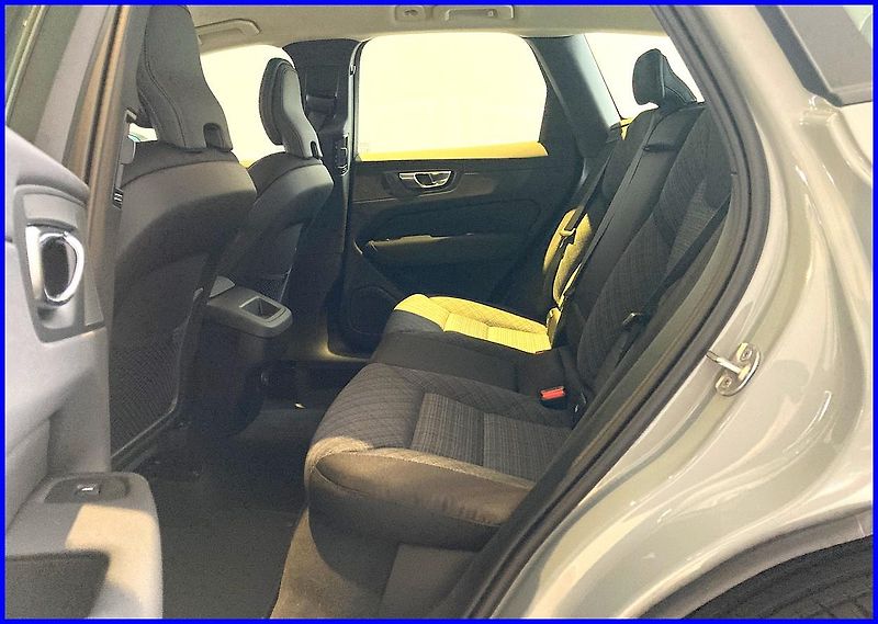 Volvo XC60 (2026) B5 AWD CORE +4SERVIS/ZÁRUKA - fotka 9 z 15