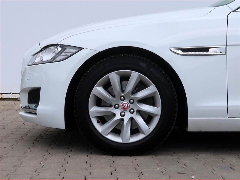 Jaguar XF (2018) 20d, Automat, Kůže, Navi - fotka 15 z 19