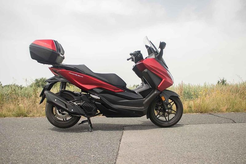 Rozměr je stejný jako u modelu s větší kubaturou, při jízdě však zůstává hbitá jako běžná stopětadvacítka.