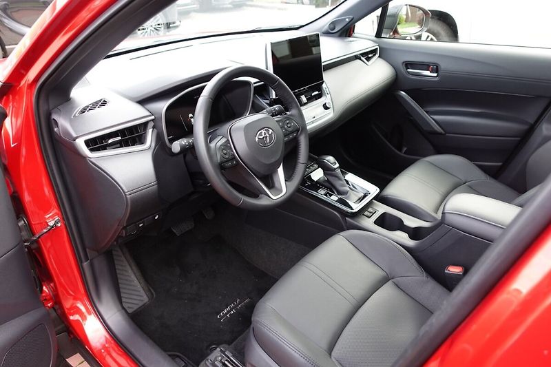 Toyota Corolla Cross 2,0 HEV Executive + Panorama 4 - fotka 11 z 37