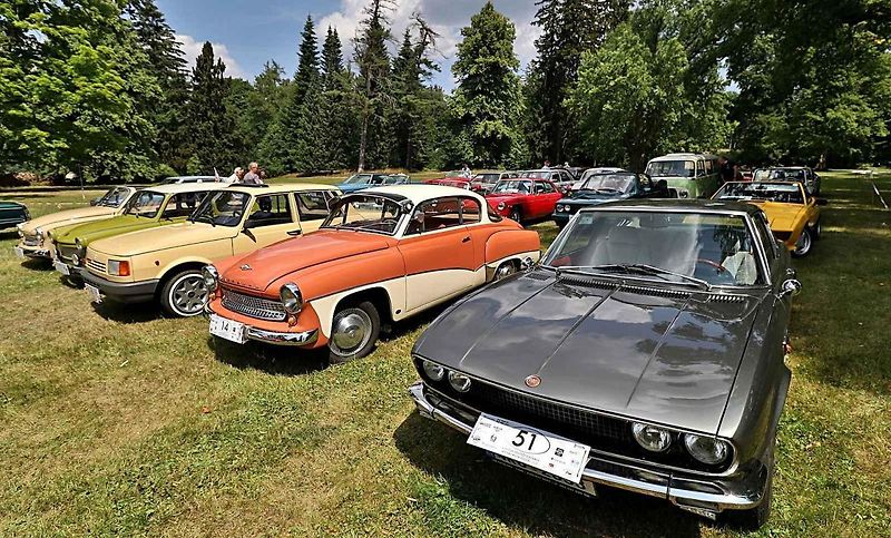 Sokolovská soutěž ElegancRallye vystavila železné miláčky u zámku Kynžvart