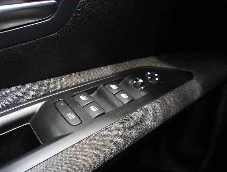 Peugeot 3008 (2018) 1.2 PureTech, Serv.kniha, Navi - fotka 17 z 19
