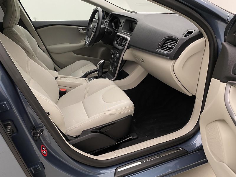 Volvo V40 D2 MOMENTUM CZ 1.maj. - fotka 17 z 44