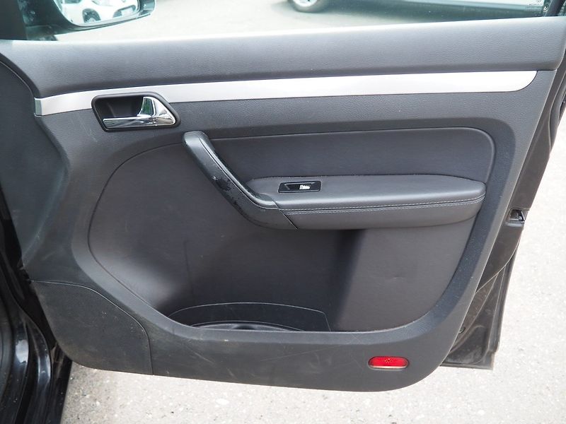 Volkswagen Touran (2003) 1.9 TDI 77 kW, DSG, Webasto - fotka 17 z 33