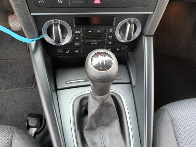 Audi A3 1,6 TDI,XENON,VÝHŘEV,  Sportba - fotka 14 z 33