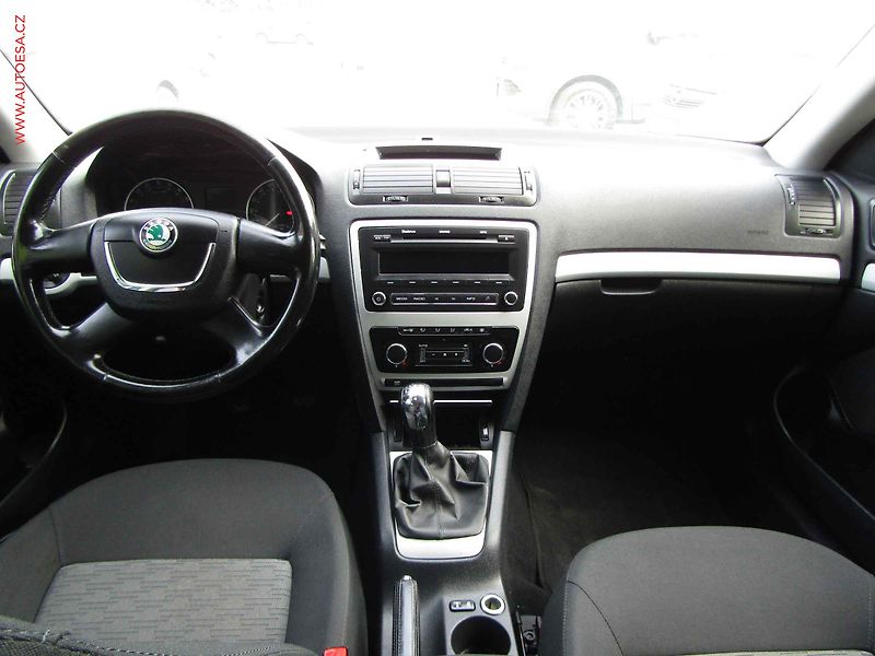 Škoda Octavia (2009) 1.6 TDi, Ambiente, xenon - fotka 8 z 17