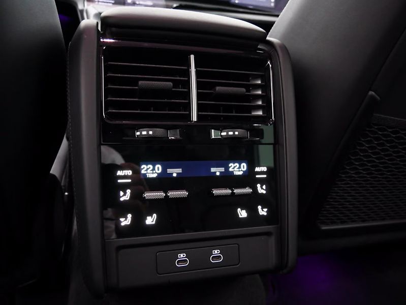 Porsche Cayenne Electric 360 HuD Display spol. - fotka 16 z 24