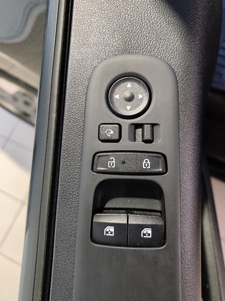 Hyundai Staria (2024) 1.6T-GDi 158kW HEV Style - fotka 15 z 24