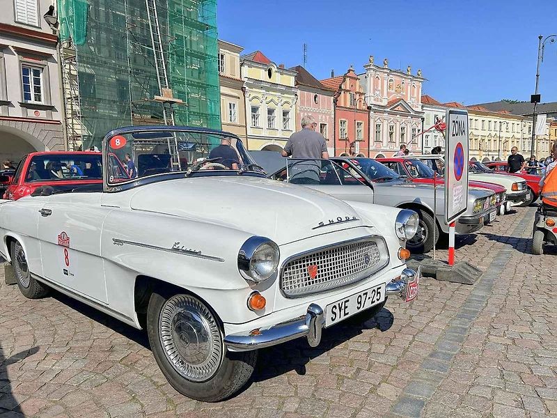 Krásný Jaguar z roku 1952 byl prvním vozem na trase.