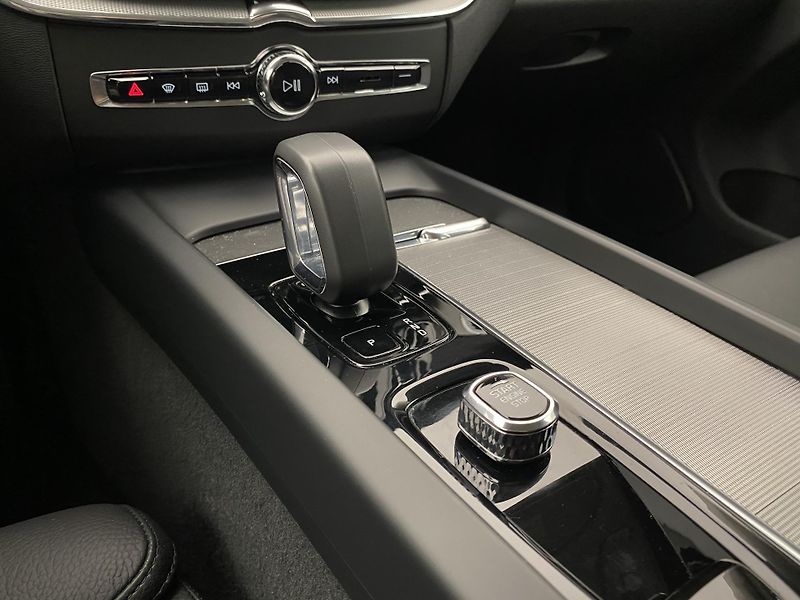 Volvo XC60 B5 AWD DARK PLUS AUT CZ - fotka 26 z 60