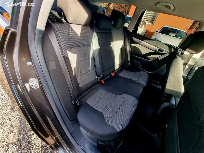 Volkswagen Passat (2012) 1,6 TDi 77KW - fotka 19 z 23